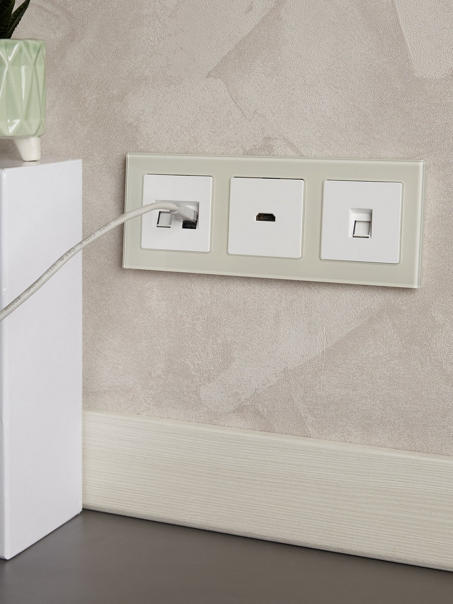 IEK Brite Рамки Рамка IEK BRITE 3-местная РУ-3-2-БрВа стекло ванильный BR-M32-G-K10