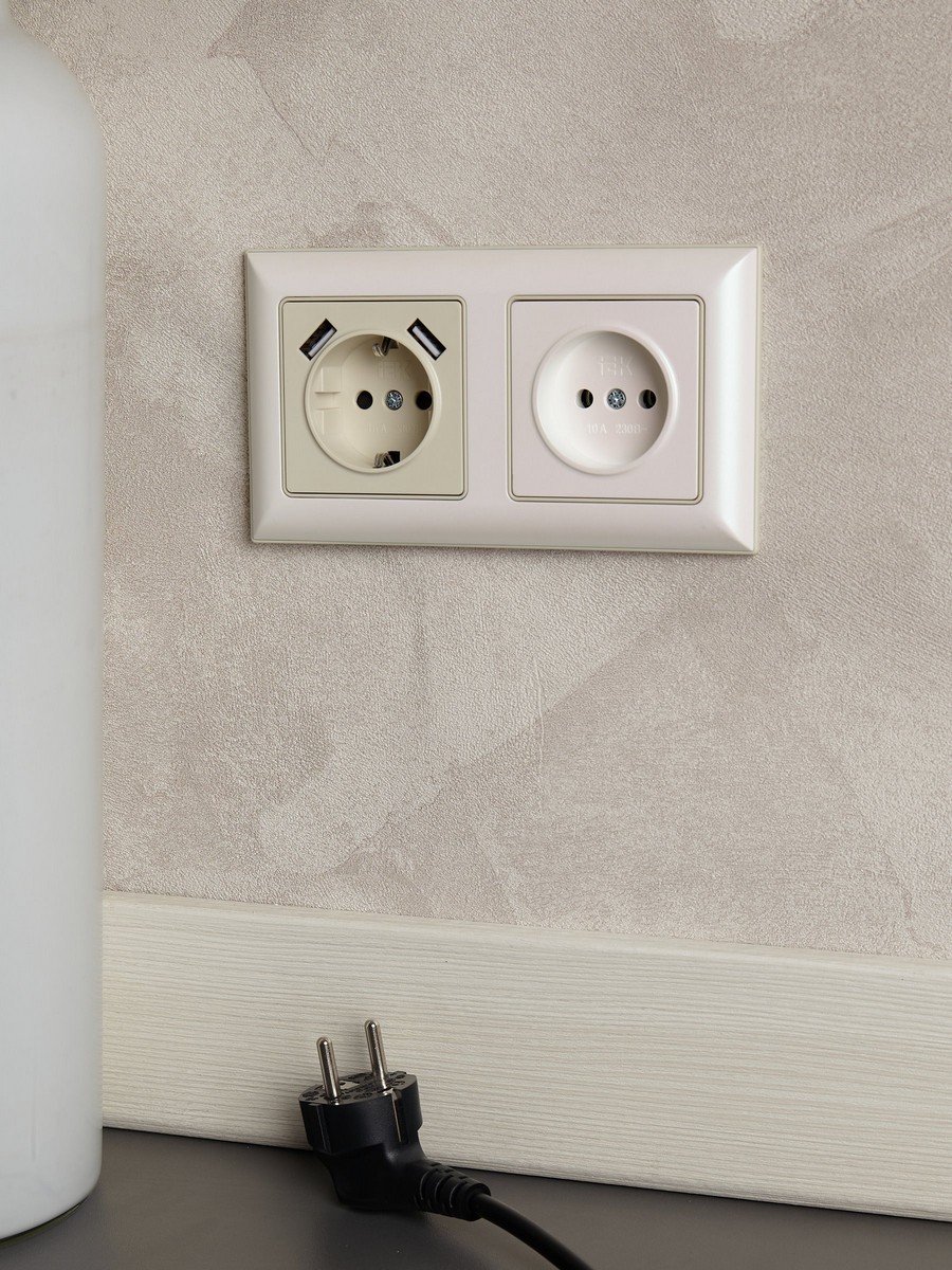 Розетка IEK BRITE б/з без шторок 10А РС10-1-0-БрЖ жемчуг BR-R10-10-K36