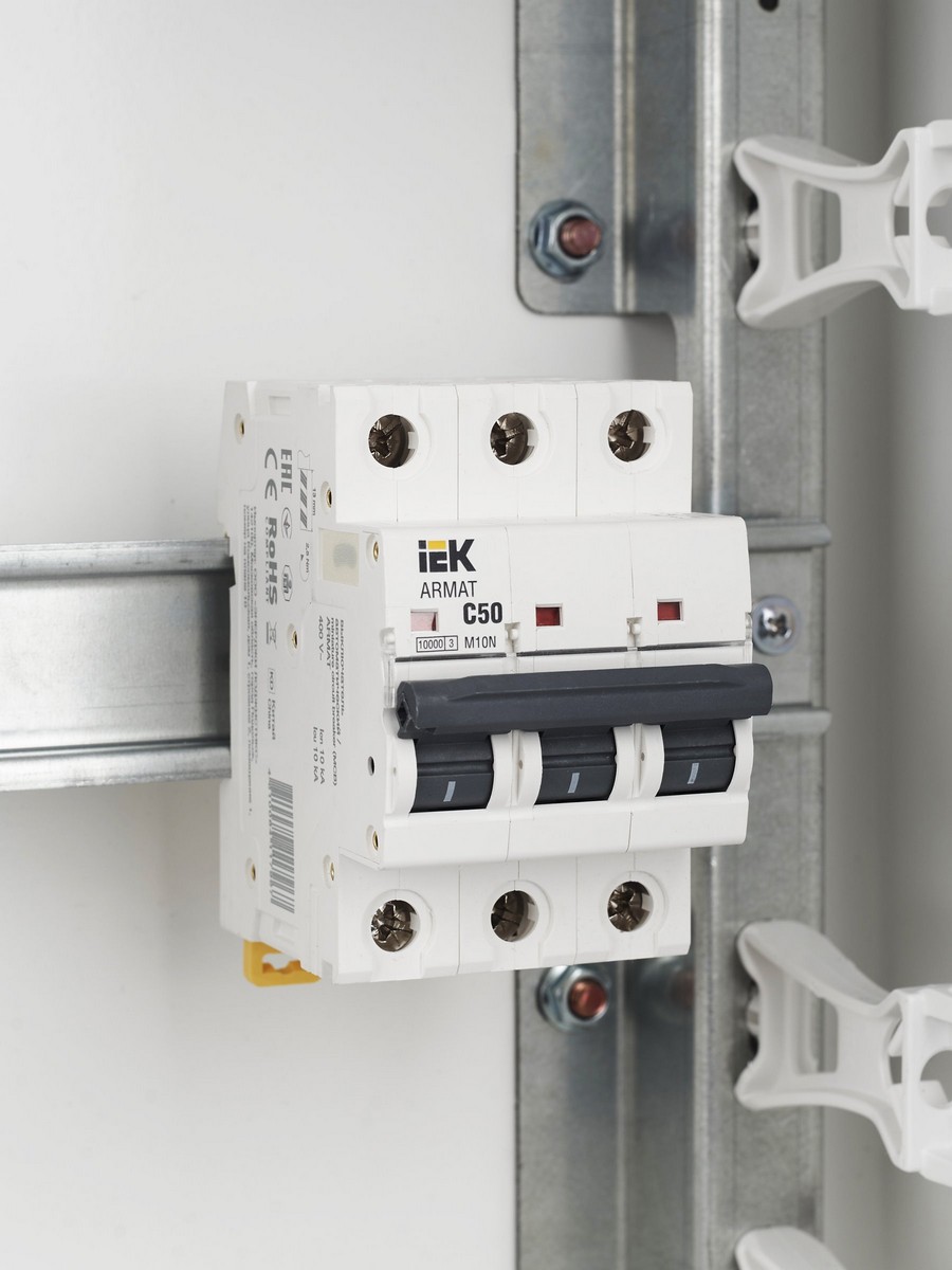 3 полюсные (трехполюсные) Автоматический выключатель IEK ARMAT M10N 3P C 50А AR-M10N-3-C050 