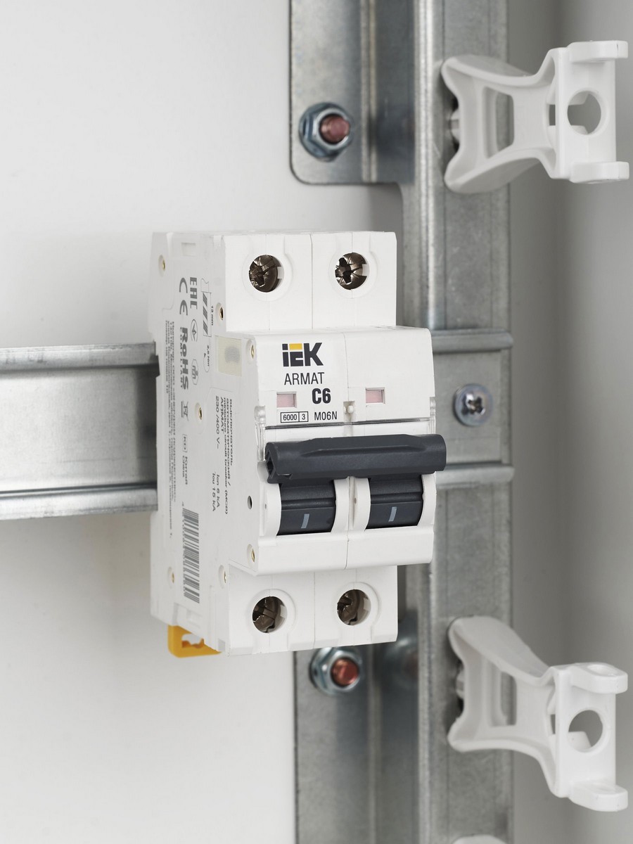 2 полюсные (двухполюсные) Автоматический выключатель IEK ARMAT M06N 2P C 6А AR-M06N-2-C006 