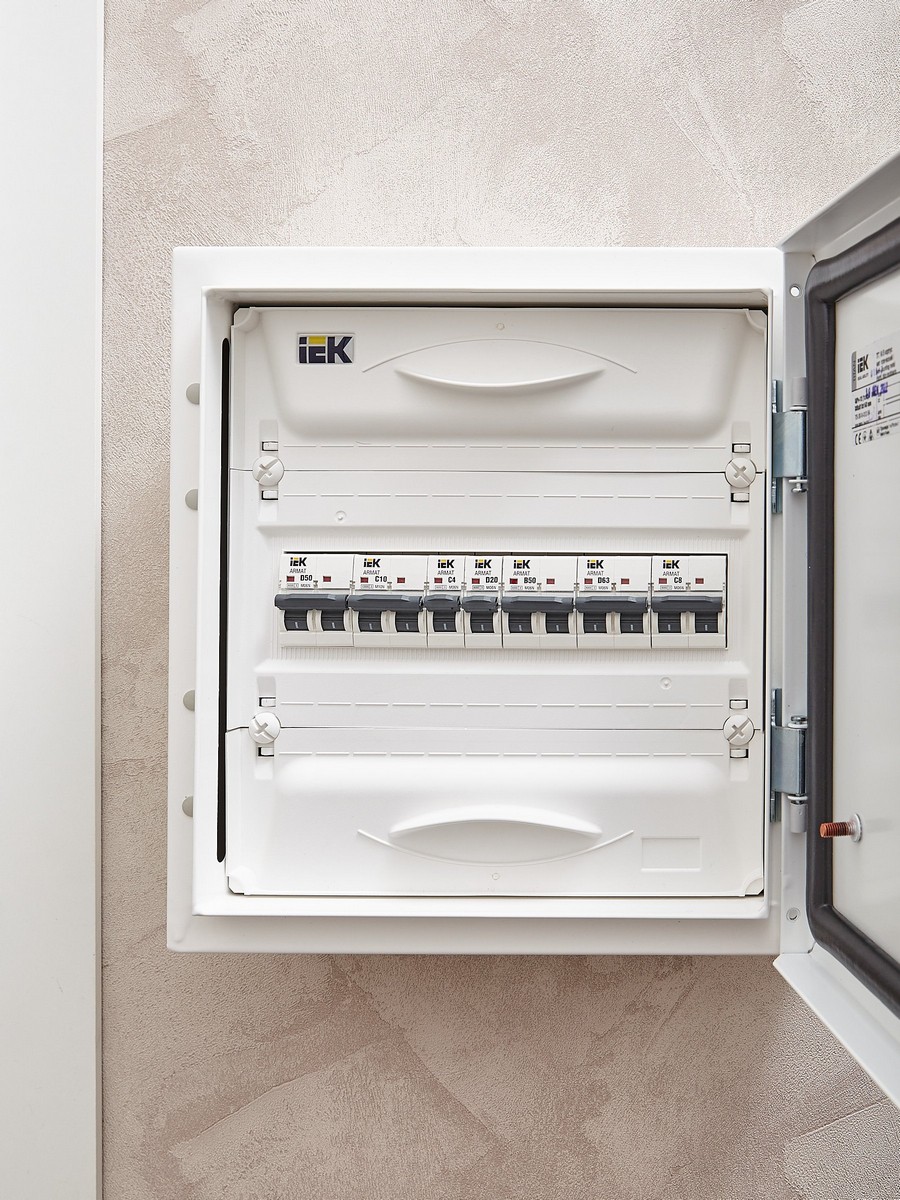 1 полюсные (однополюсные) Автоматический выключатель IEK ARMAT M06N 1P C 4А AR-M06N-1-C004 