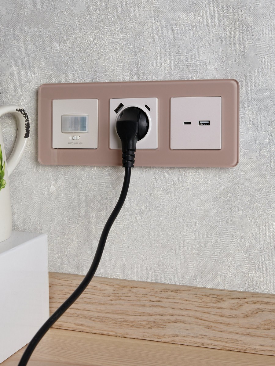 IEK Brite Жемчуг Розетка IEK BRITE с с/з и шторками 16А с USB A+C 18Вт РЮш11-1-БрЖ жемчужный BR-R14-16-U22-018-K36