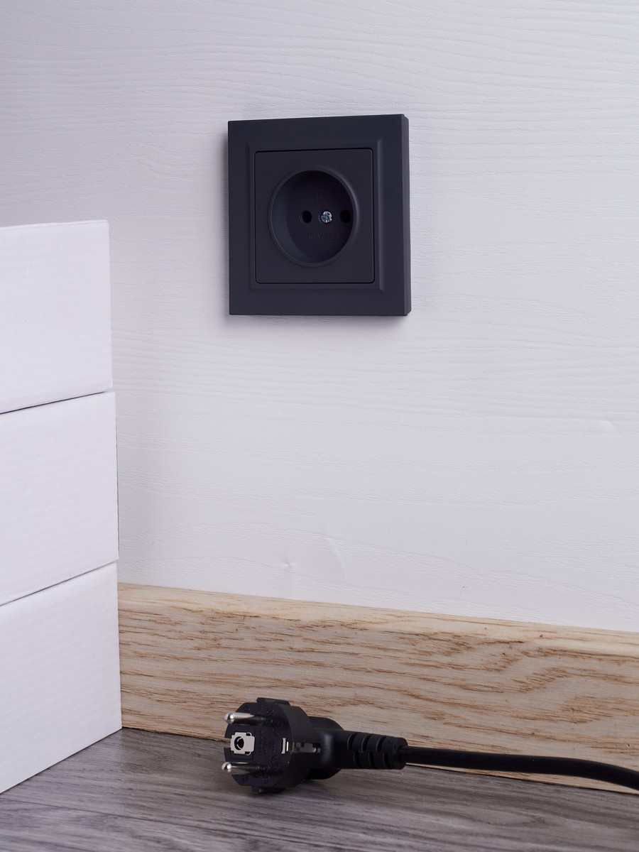 IEK Brite Графит Розетка IEK BRITE Графит без з/к/ш 10А в сборе РСР10-1-0-БрГ BR-R10-10-K53-F