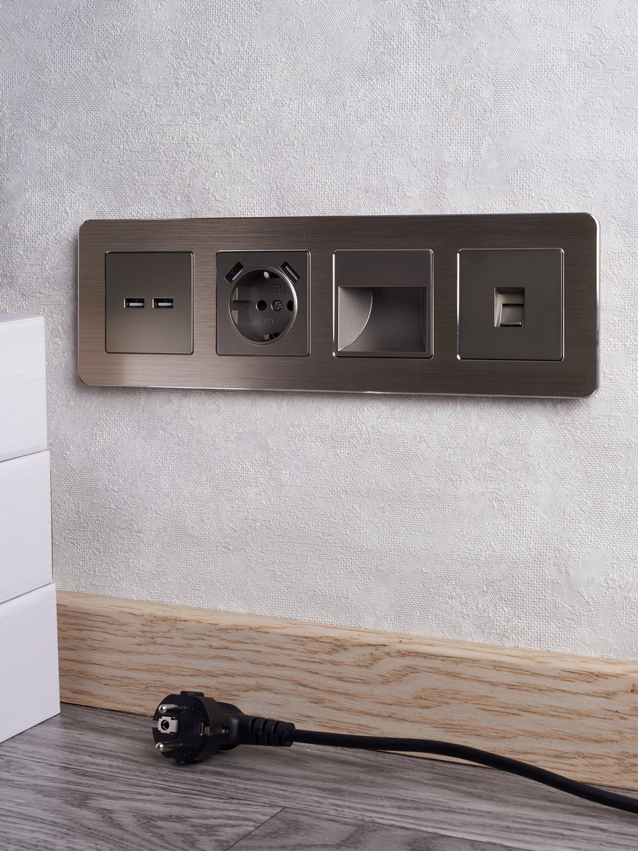 IEK Brite Шампань Розетка IEK BRITE с с/з и шторками 16А с USB A+A 3,1А РЮш10-2-БрШ шампань BR-R14-16-U21-D31-K37