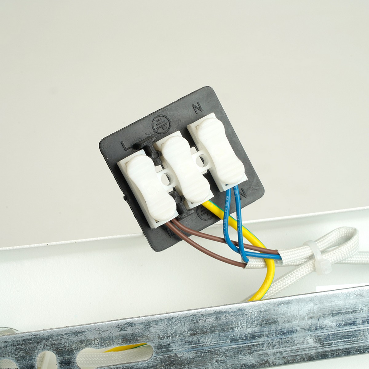 Светильники споты светодиодные Светильник спот Feron ML1862 ZEN настенно-потолочный GU10 белый хром 48644 