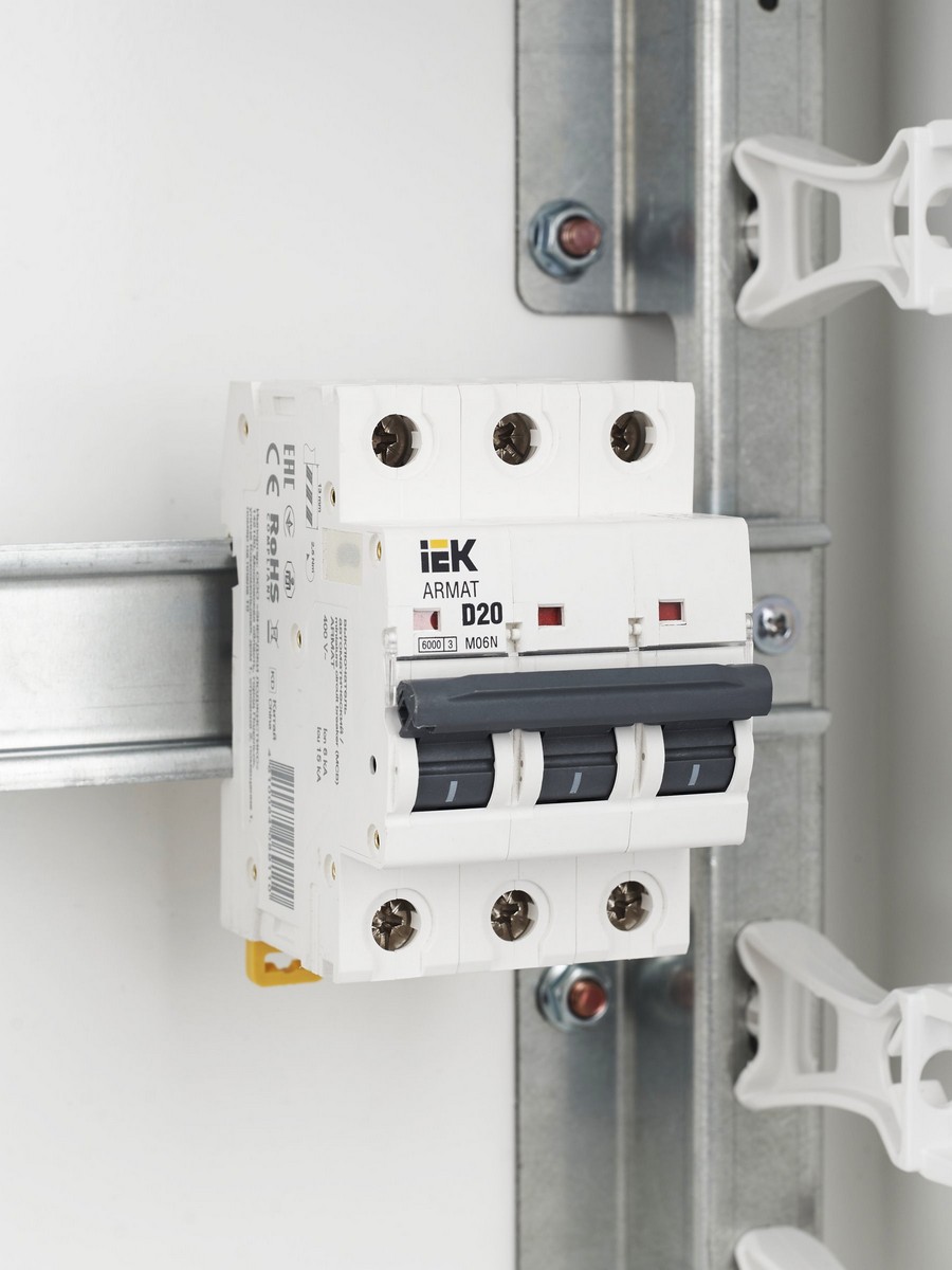 3 полюсные (трехполюсные) Автоматический выключатель IEK ARMAT M06N 3P D 20А AR-M06N-3-D020 