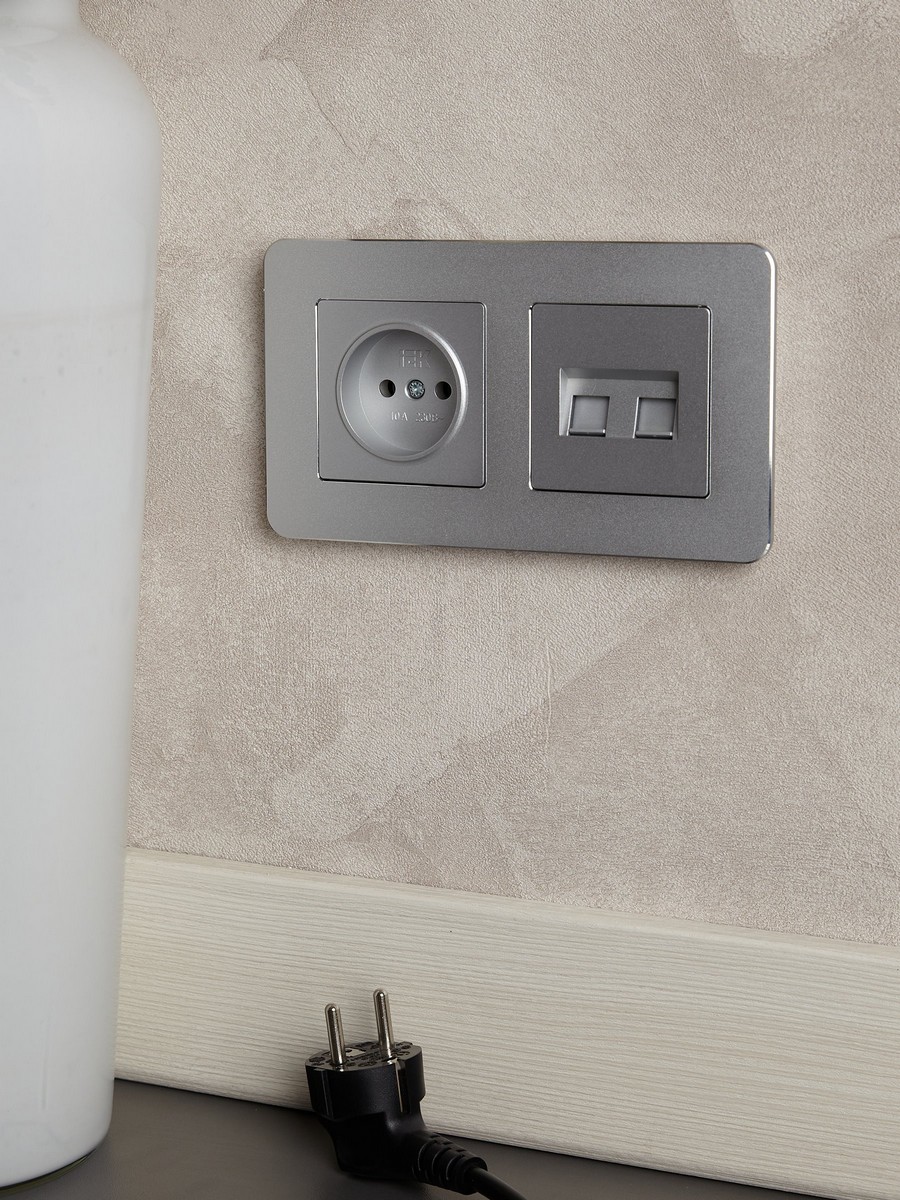 IEK Brite Алюминий Розетка IEK BRITE б/з без шторок 10А РС10-1-0-БрА алюминий BR-R10-10-K47