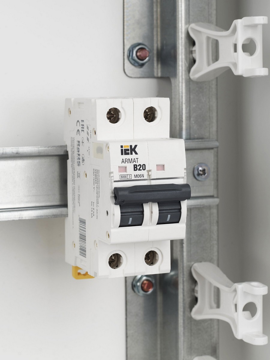 2 полюсные (двухполюсные) Автоматический выключатель IEK ARMAT M06N 2P B 20А AR-M06N-2-B020 
