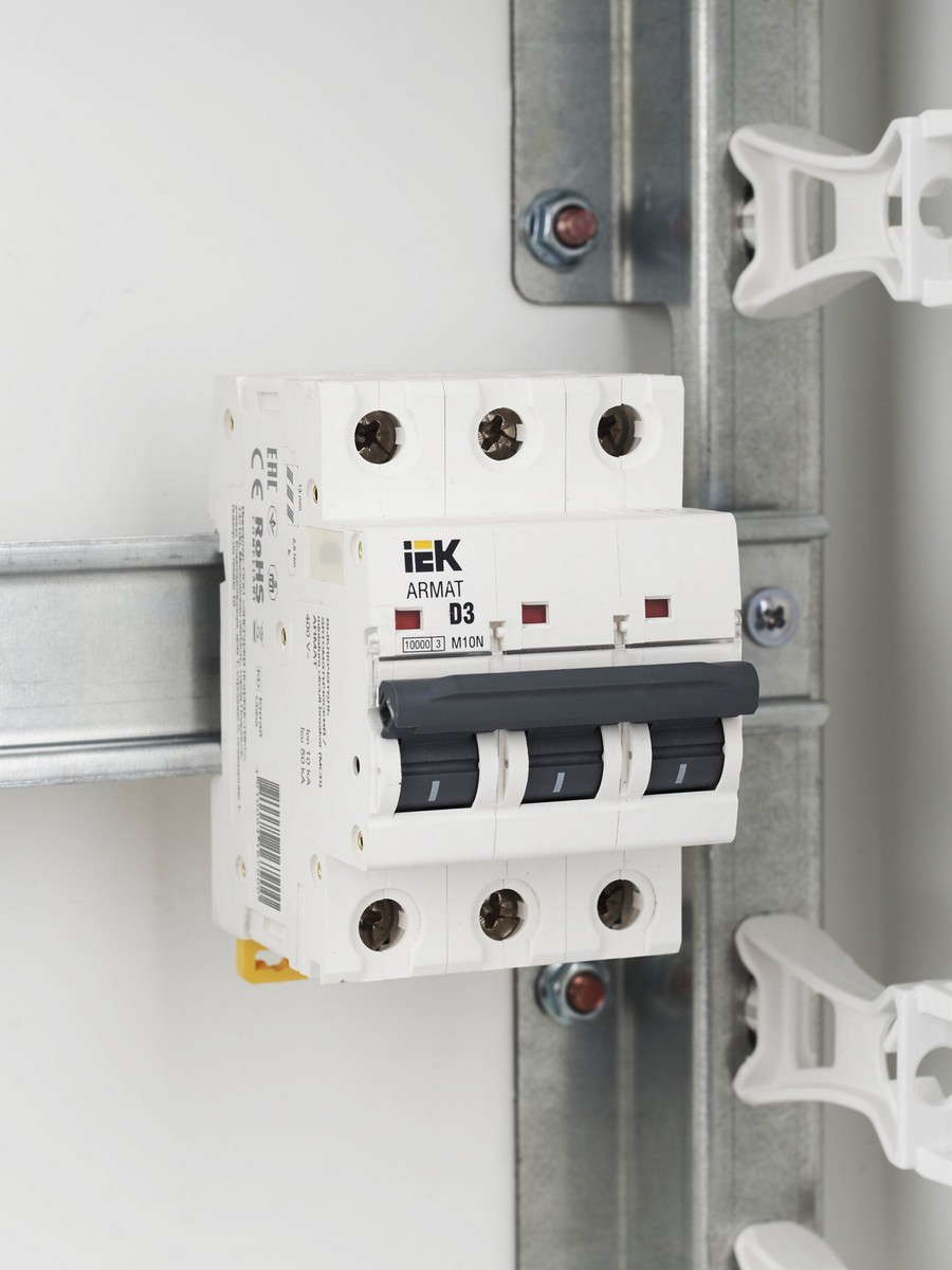 3 полюсные (трехполюсные) Автоматический выключатель IEK ARMAT M10N 3P D 3А AR-M10N-3-D003 