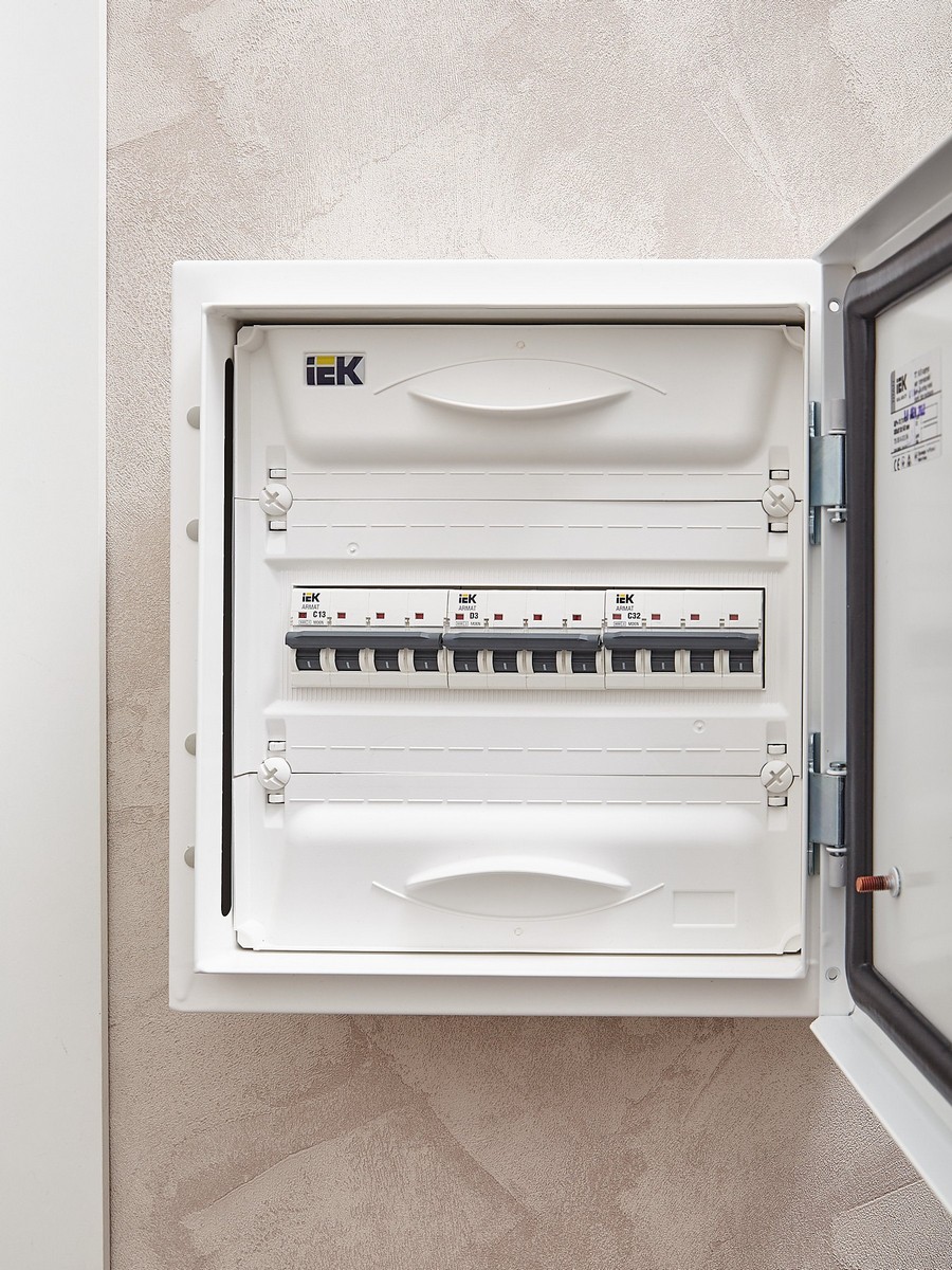 4 полюсные (четырехполюсные) Автоматический выключатель IEK ARMAT M06N 4P D 3А AR-M06N-4-D003 