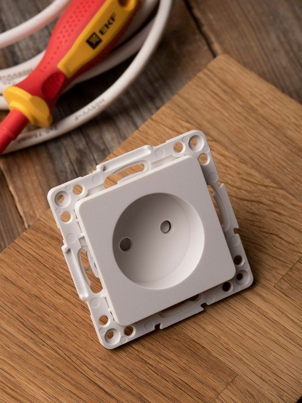 EKF Стокгольм белый Розетка б/з EKF PROxima Стокгольм Белый со шторками 10 А EYR10-022-10