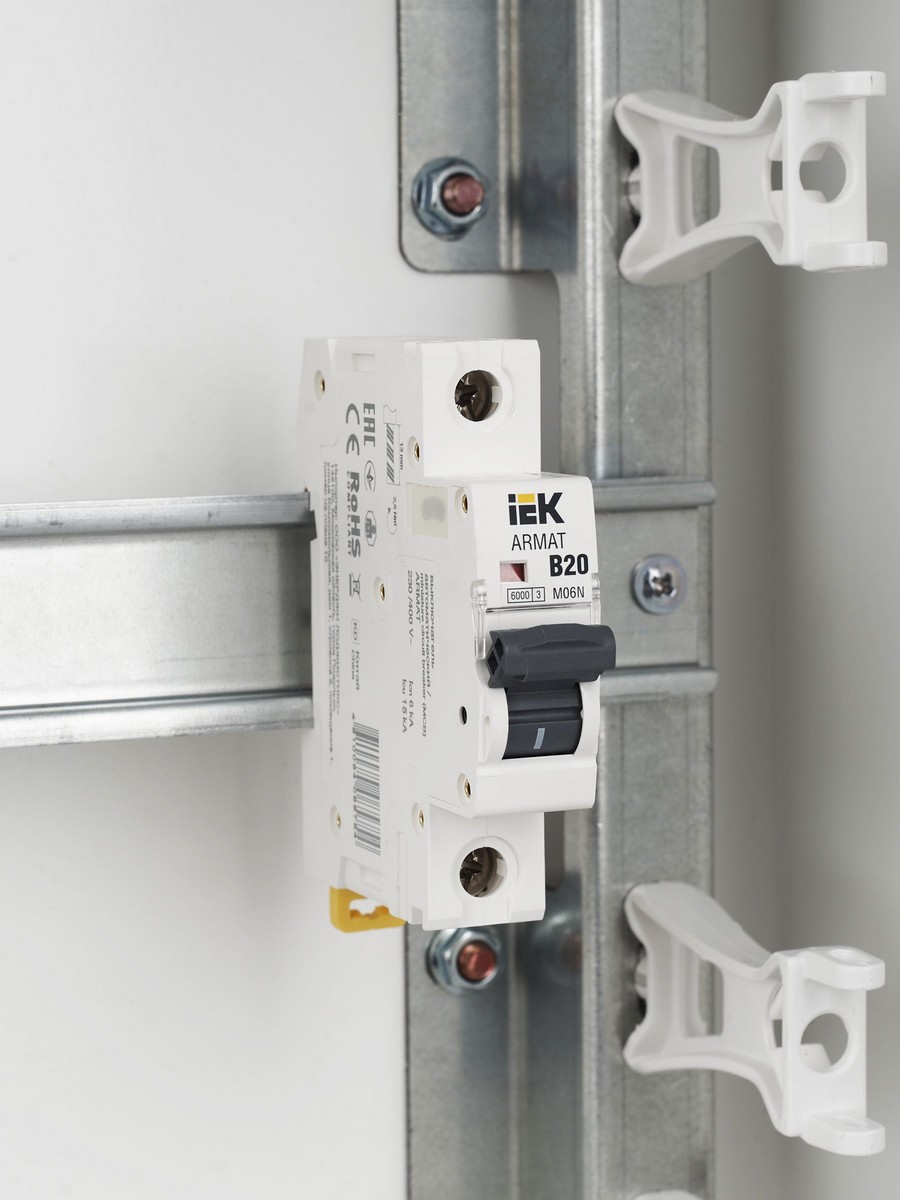 1 полюсные (однополюсные) Автоматический выключатель IEK ARMAT M06N 1P B 20А AR-M06N-1-B020 