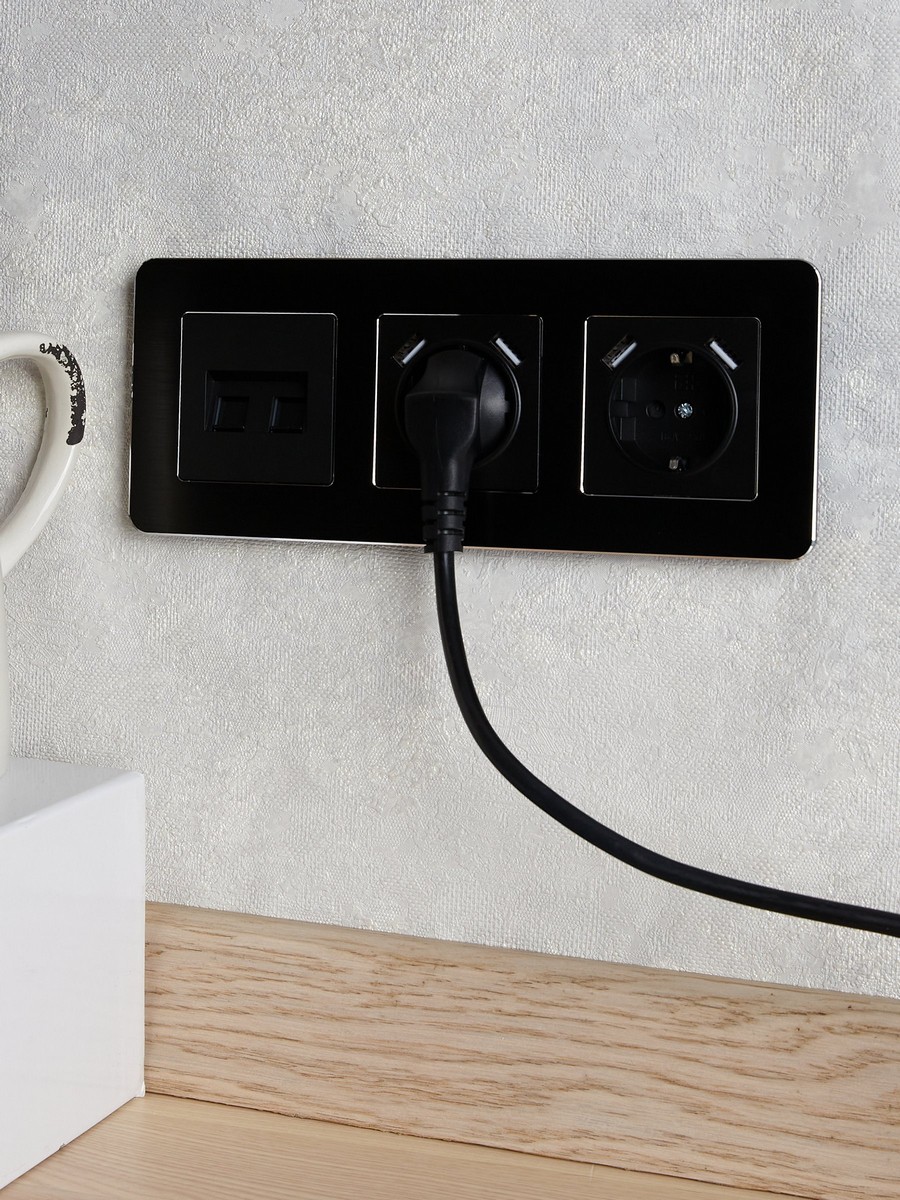 IEK Brite Рамки Рамка IEK BRITE DECOR Черный/алюм металл. скругл.угол 3-м РУ-3-1-Бр RE AL BR-M32-M-21-K02