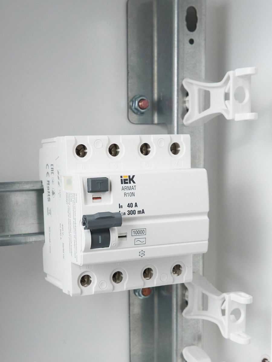 IEK ВДТ УЗО IEK ARMAT R10N 4P 40А 300мА тип AC AR-R10N-4-040C300 