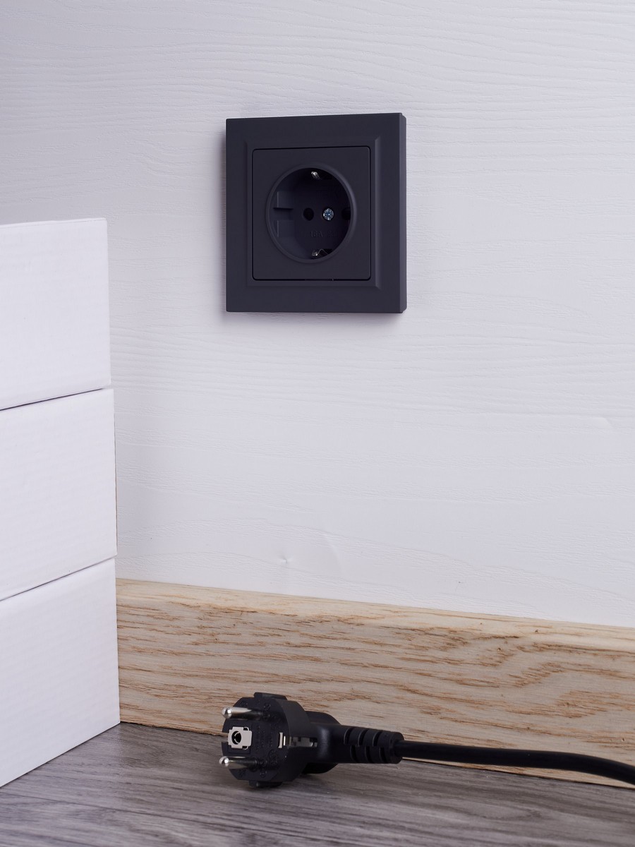 IEK Brite Графит Розетка IEK BRITE Графит с з/к/ш 16А в сборе РСР14-1-0-БрГ BR-R14-16-K53-F