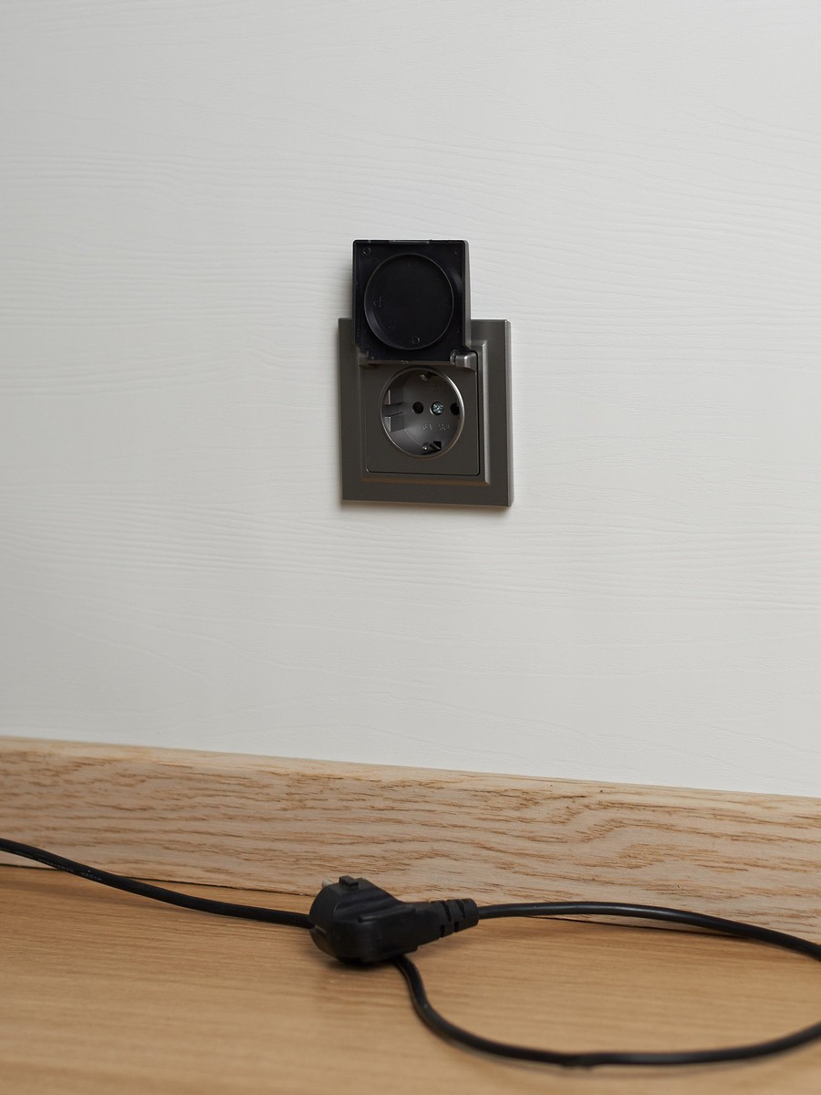 IEK Brite Сталь Розетка IEK BRITE с/з с шторками и крышкой 16А IP20 РСбш10-3-БрС сталь BR-R16-16-K46