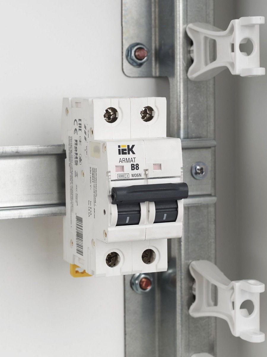 2 полюсные (двухполюсные) Автоматический выключатель IEK ARMAT M06N 2P B 8А AR-M06N-2-B008 