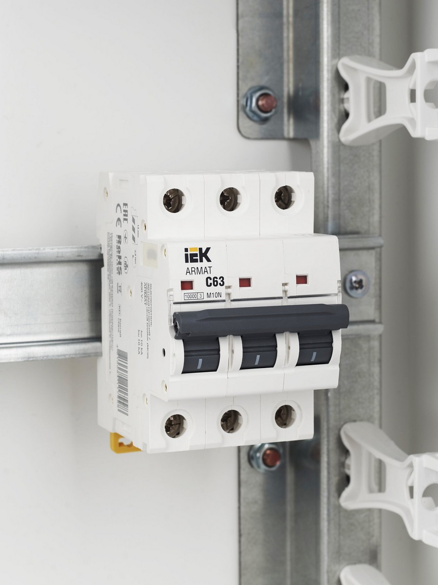 3 полюсные (трехполюсные) Автоматический выключатель IEK ARMAT M10N 3P C 63А AR-M10N-3-C063 