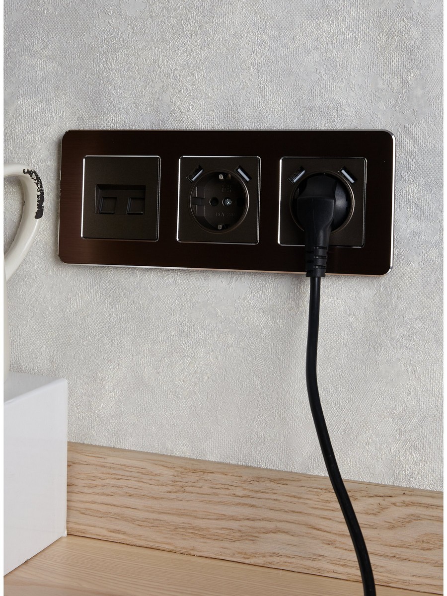 IEK Brite Бронза Розетка IEK BRITE с с/з и шторками 16А с USB A+A 3,1А РЮш10-2-БрТБ бронза BR-R14-16-U21-D31-K45