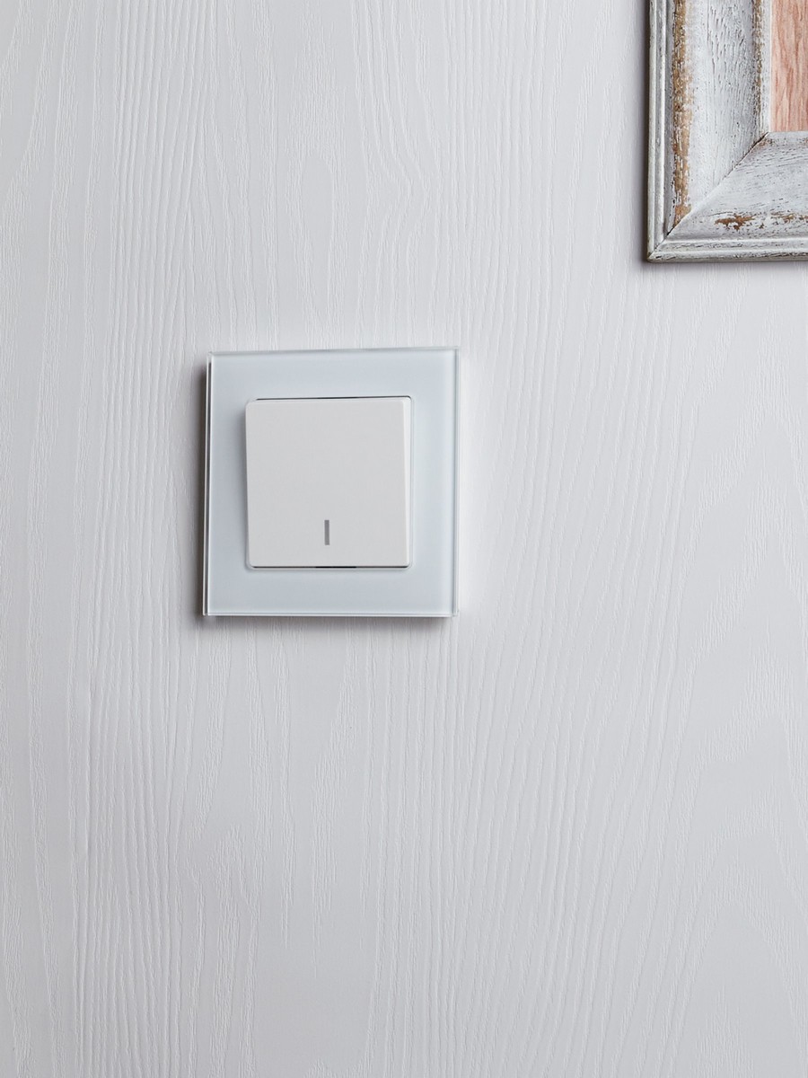 IEK Brite Белый Выключатель IEK BRITE BASE Белый 1-кл. прох. с инд. 10А ВС10-1-7-БрБ BR-V12-1-10-K01