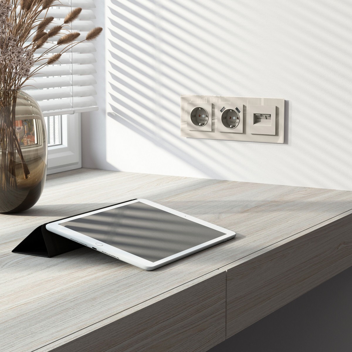 Werkel дымчатый Розетка Werkel с заземлением и шторками (дымчатый) W1271104