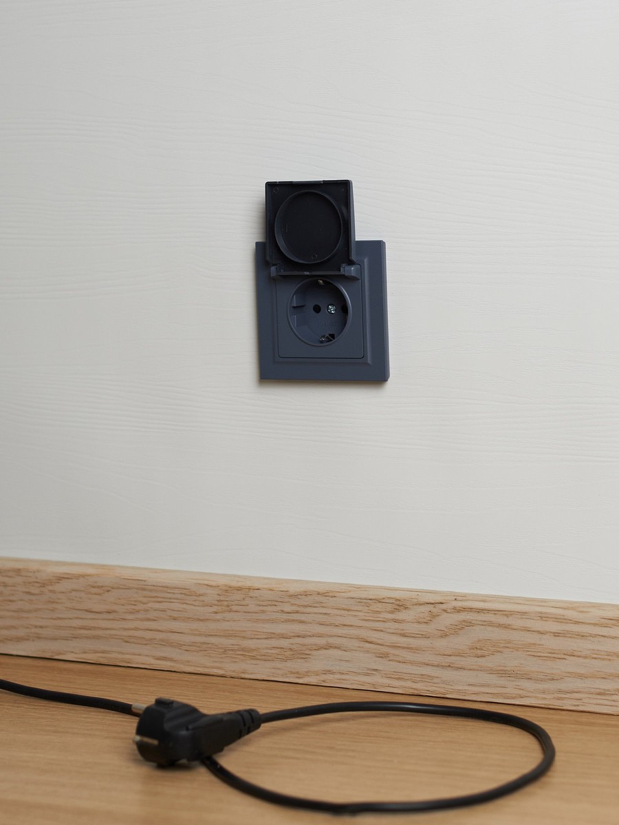 IEK Brite Маренго Розетка IEK BRITE с/з с шторками и крышкой 16А IP44 РСбш10-3-44-БрМ маренго BR-R16-16-44-K35