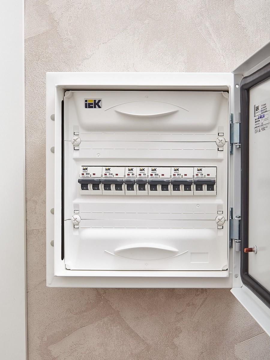 1 полюсные (однополюсные) Автоматический выключатель IEK ARMAT M10N 1P C 6А AR-M10N-1-C006 