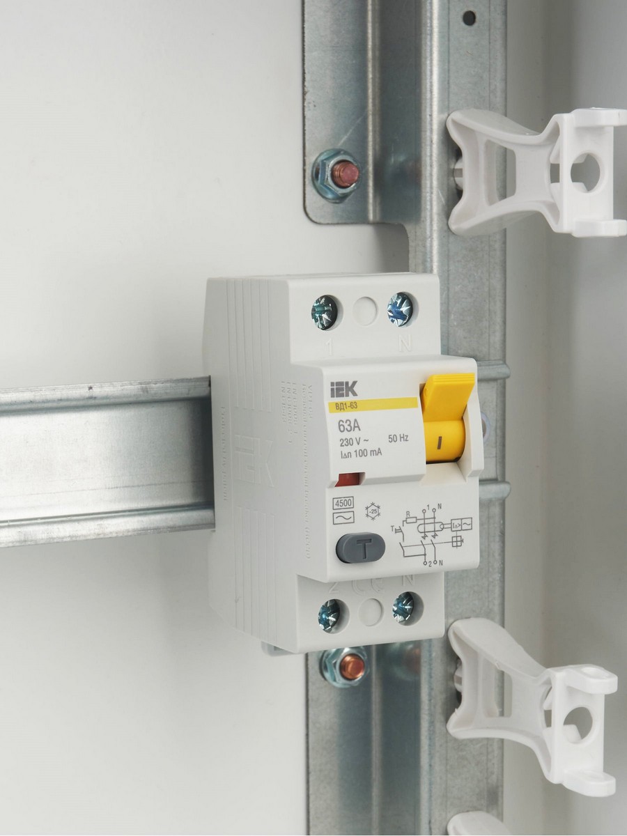 IEK Выключатель дифференциальный IEK KARAT ВД1-63 (УЗО) 2Р 63А 100мА MDV10-2-063-100 