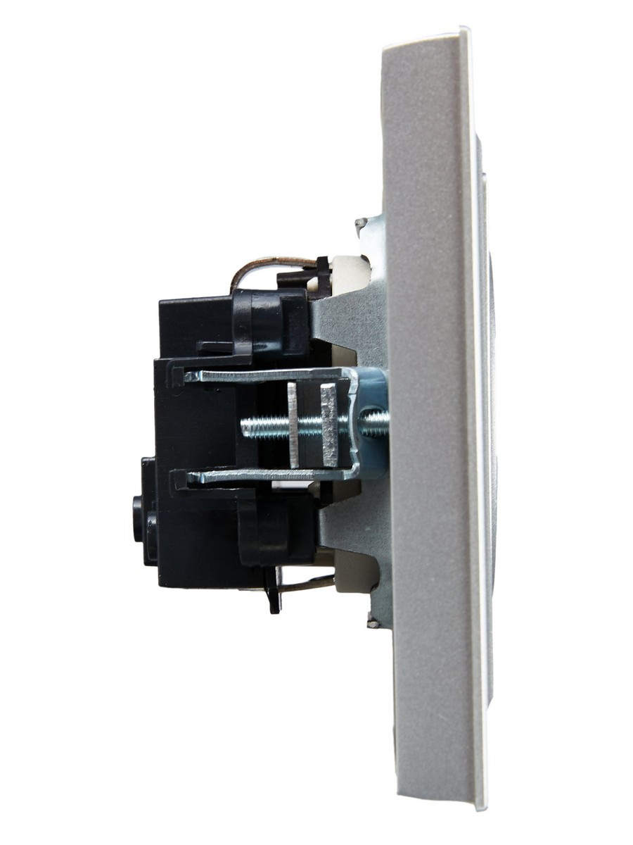 IEK Brite Алюминий Розетка IEK BRITE BASE Алюминий с з/к/ш 16А в сб. РСР14-1-0-БрА BR-R14-16-K47-F