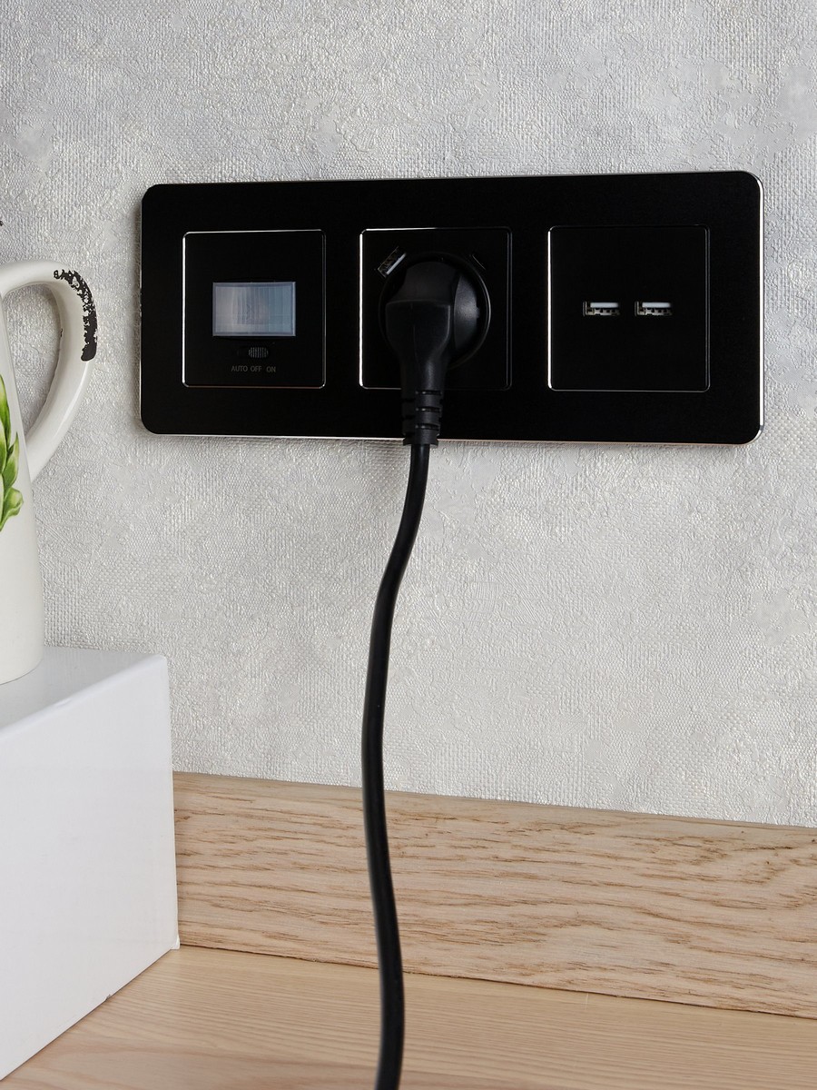 IEK Brite Черный Розетка IEK BRITE USB A+A 3,1А РЮ10-1-БрЧ черный BR-U21-D31-K02