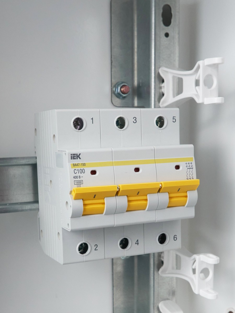 3 полюсные (трехполюсные) Автоматический выключатель IEK KARAT ВА47-150 3Р 100А 15кА х-ка C MVA50-3-100-C 