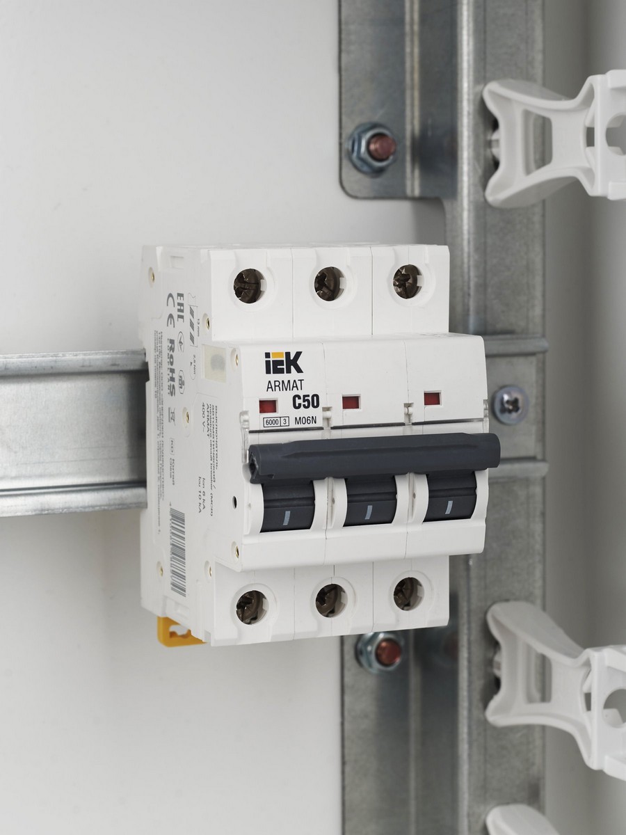 3 полюсные (трехполюсные) Автоматический выключатель IEK ARMAT M06N 3P C 50А AR-M06N-3-C050 