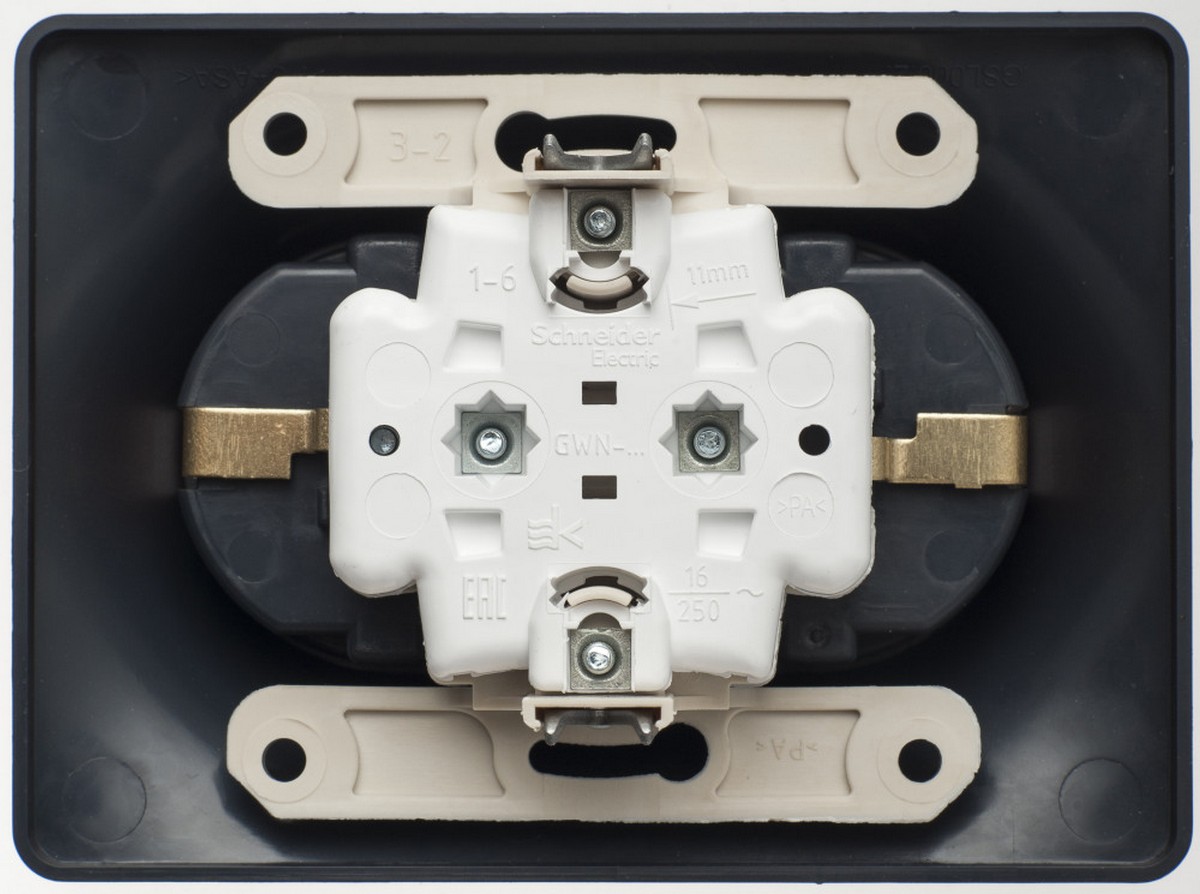 Glossa Шоколад Розетка Systeme Electric Glossa Шоколад двойная с заземлением, 16А, в сборе GSL000824