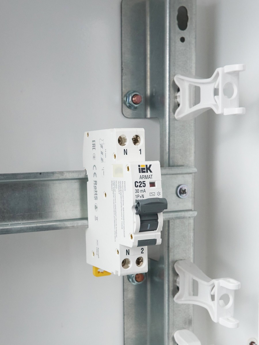 IEK АВДТ Дифф. Автомат IEK ARMAT B06S 1P+NP C25 30мА тип AC (18мм) AR-B06S-1N-C25C030 