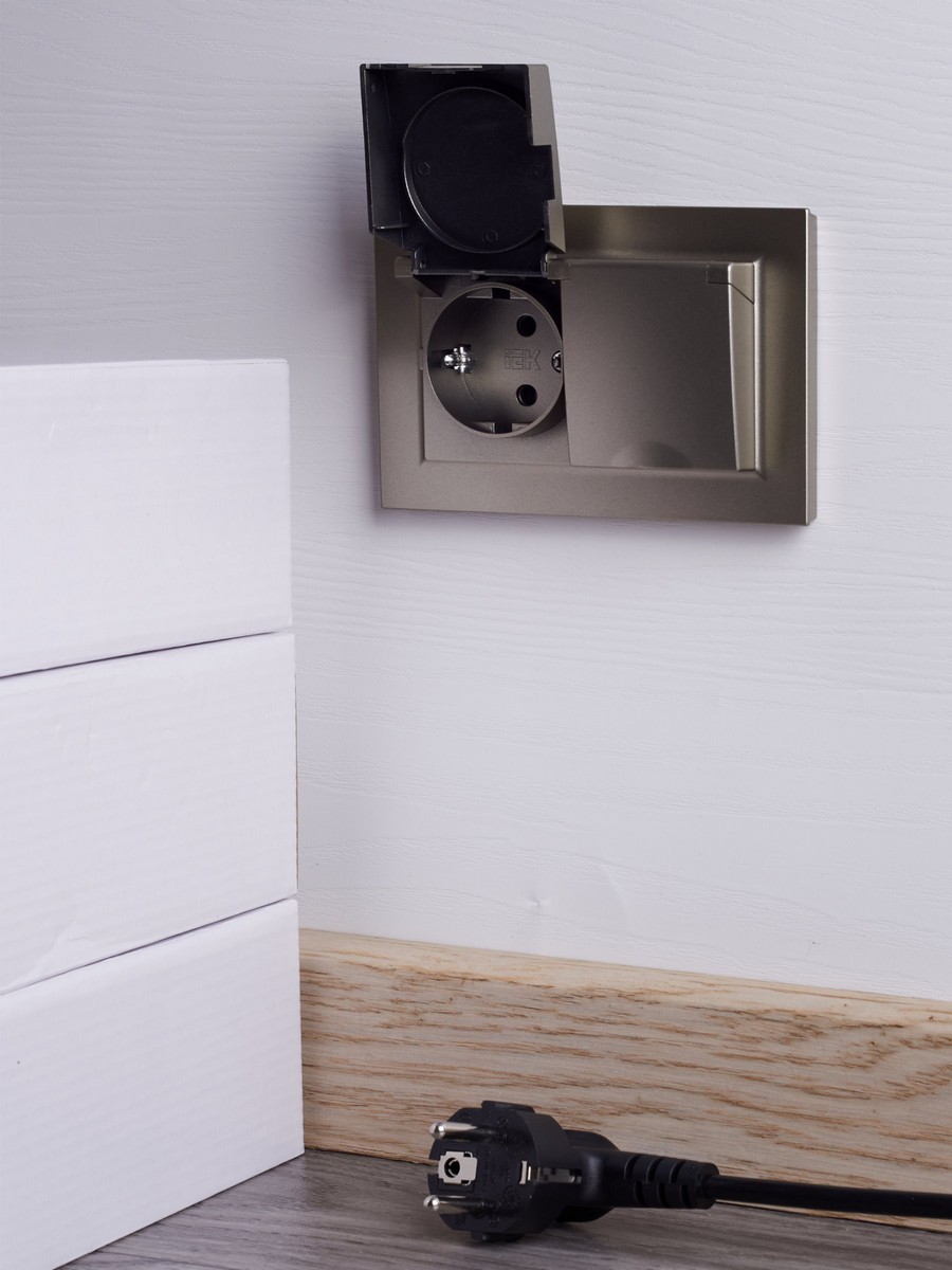 IEK Brite Шампань Розетка IEK BRITE 2-ая с/з с шторками и крышкой 16А в сборе IP44 РСбш12-3-44-БрШ шампань BR-R26-16-4