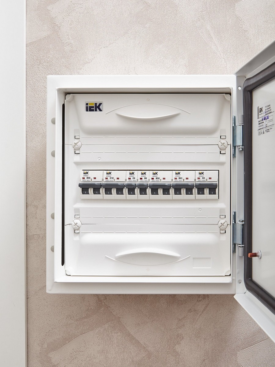 1 полюсные (однополюсные) Автоматический выключатель IEK ARMAT M06N 1P B 6А AR-M06N-1-B006 