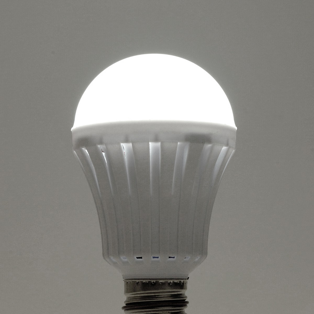 E27 Светильник аккумуляторный Feron EL116 9W Е27 белый 48979 