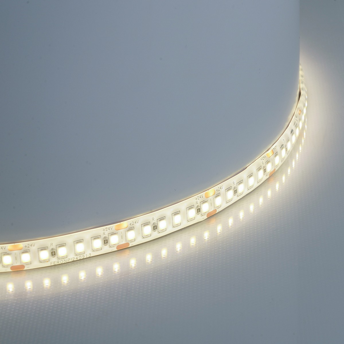 Светодиодная лента белая холодная Светодиодная LED лента Feron LS512 180SMD(2835)/м 16Вт/м 24V 6000К IP65 51827 